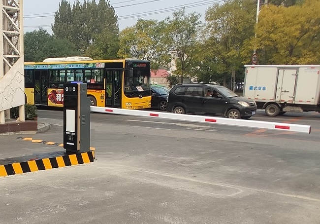 沈陽大型停車場車牌識別道閘一體機安裝