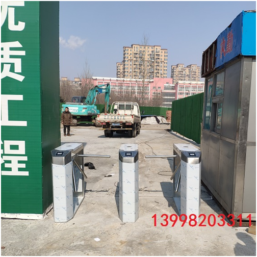 沈陽理工大學(xué)校建工地三輥閘門禁系統(tǒng)1小時內(nèi)快速安裝完畢
